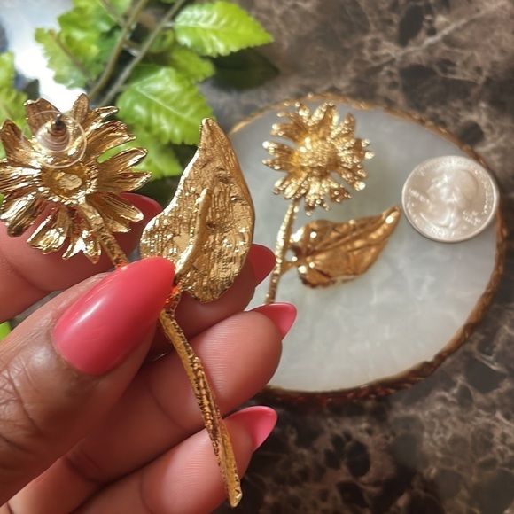 Daisy Flower Gold Earrings - Picture 14 of 16